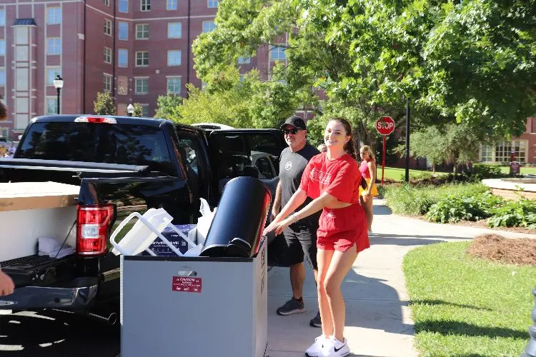 Students moving into University Housing